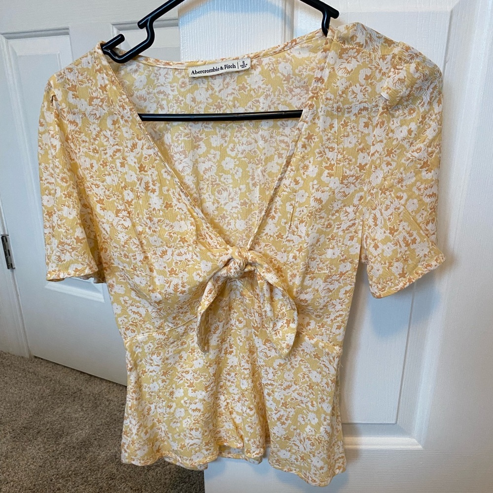 Abercrombie Tie top. Yellow floral